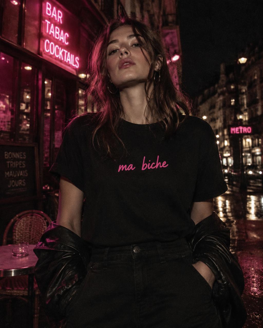 Modèle en t-shirt Ma Biche sous un néon rose